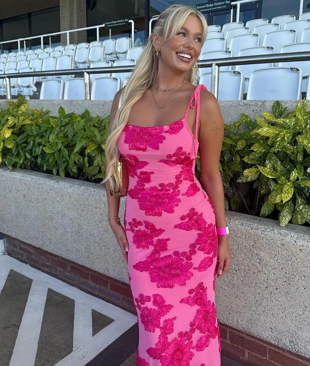 Lang kjole til kvinder | Broderede blomsterdetaljer | Elegant maxikjole med bindestropper