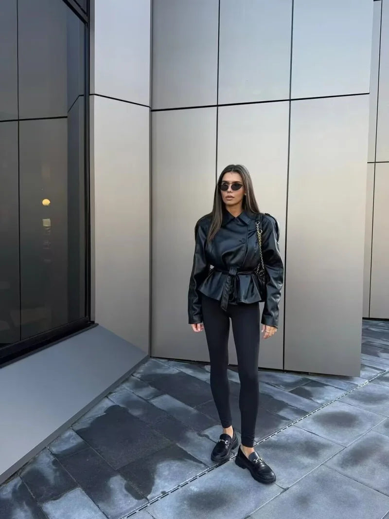 Damejakke i imiteret læder | Bælte i taljen | Kort trenchcoat i moderne stil