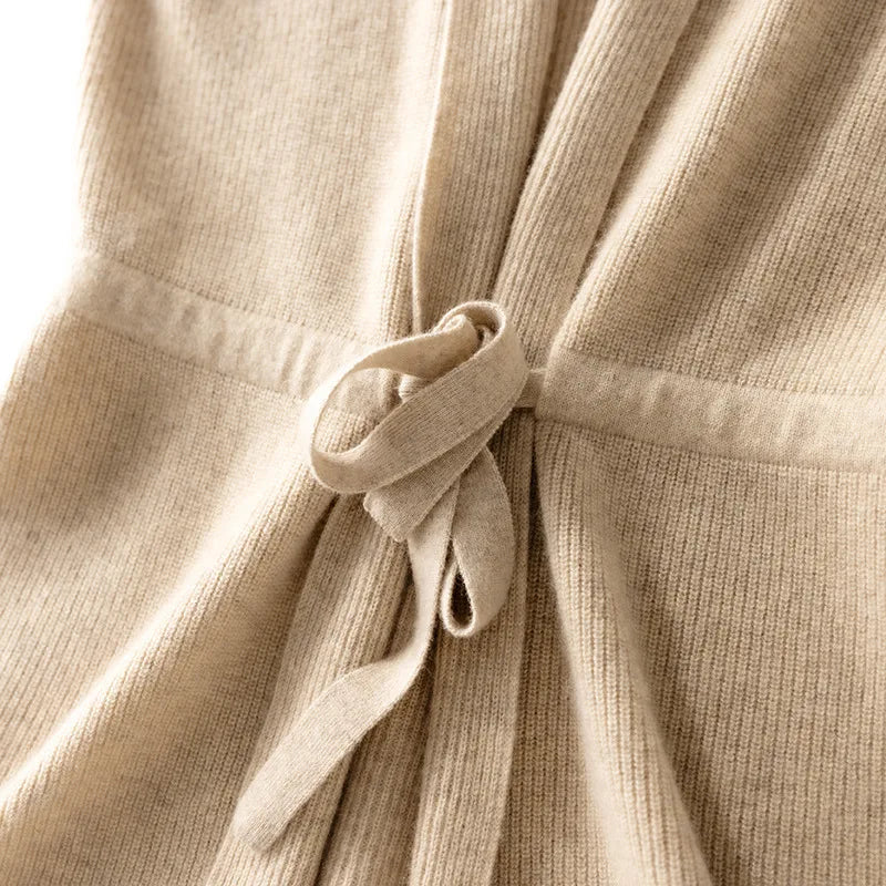 Dame strikvest i ren uld | V-udskæring | Ærmeløs cardigan med bindebånd