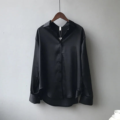 Kvinders Satin Skjorte med Knaplukning | Løs Pasform | Elegant Bluse til Forår og Efterår