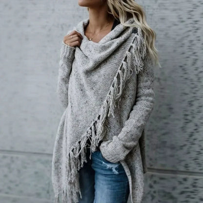Sjal med draperet halsudskæring og frynser og kvaster