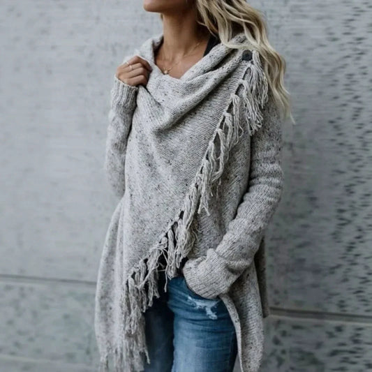Sjal med draperet halsudskæring og frynser og kvaster
