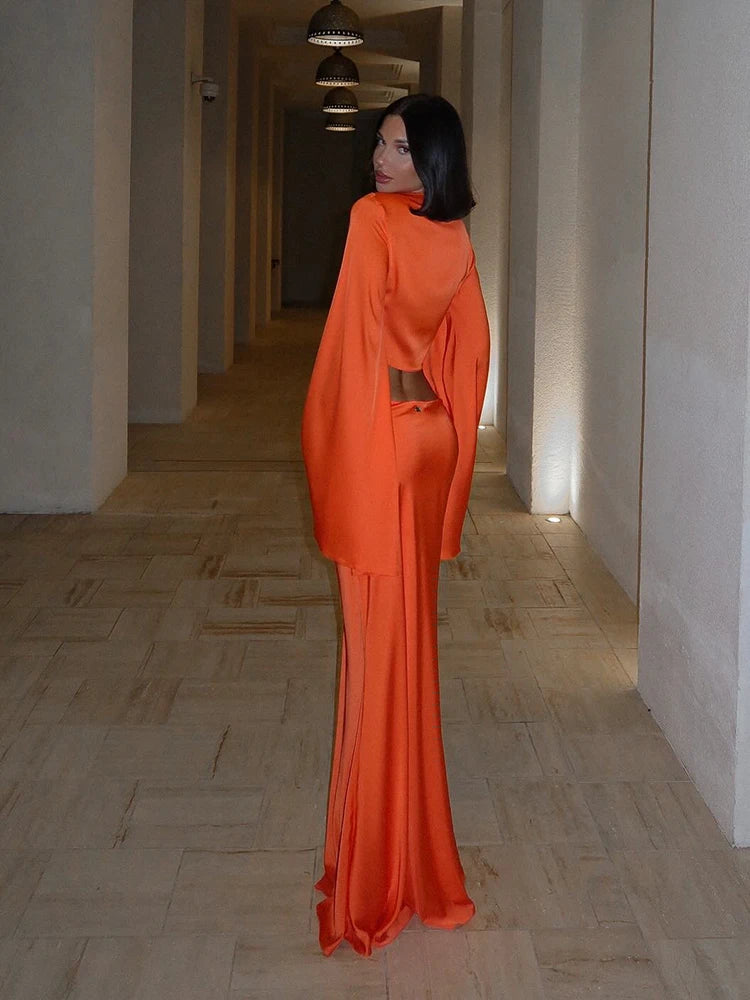 Elegant todelt sæt med bindedetalje og flydende silhuet