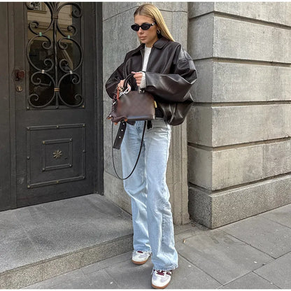 Vintage bomberjakke i imiteret læder | Lynlås og bælte