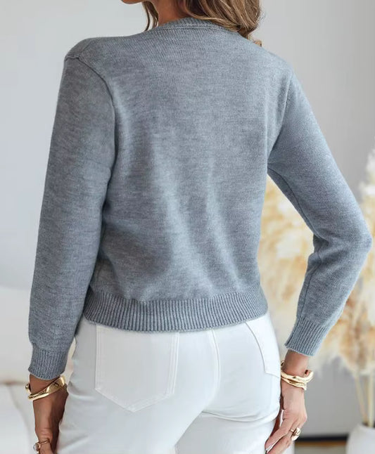 Elegant strikket cardigan til kvinder med dekorative blomsterdetaljer