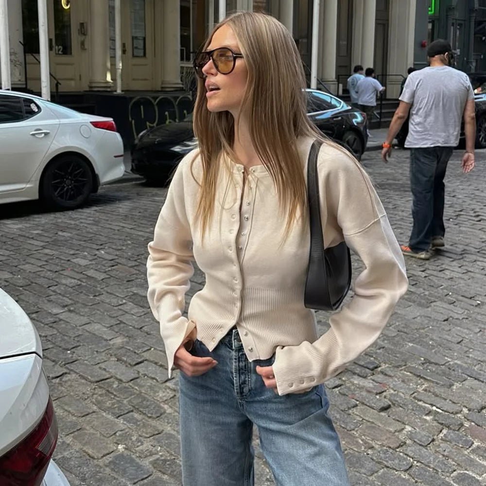 Beige strik cardigan til kvinder | Cropped model med knapper | Ribbet talje og rund hals