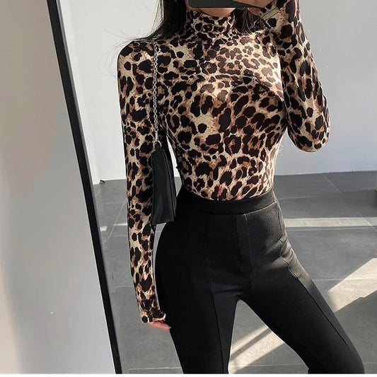 Langærmet tætsiddende top til kvinder | Leopardprint og høj hals | Elegant slim fit design