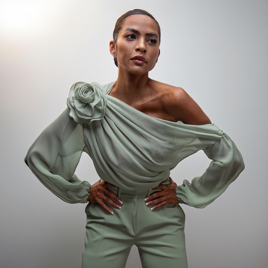 Asymmetrisk bluse til kvinder | Off-shoulder design med blomsterdetalje | Draperet mesh og lange ærmer