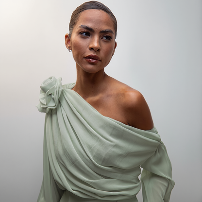 Asymmetrisk bluse til kvinder | Off-shoulder design med blomsterdetalje | Draperet mesh og lange ærmer