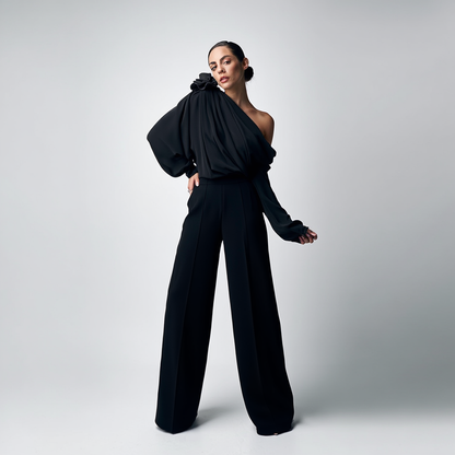 Asymmetrisk bluse til kvinder | Off-shoulder design med blomsterdetalje | Draperet mesh og lange ærmer