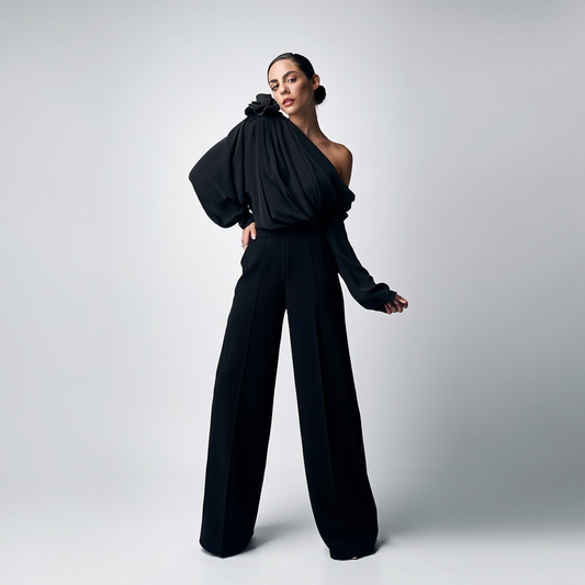 Asymmetrisk bluse til kvinder | Off-shoulder design med blomsterdetalje | Draperet mesh og lange ærmer