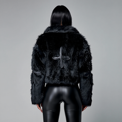 Dame kort vinterjakke i imitationpels | Boxy model med lapelkrave og skjult lukning