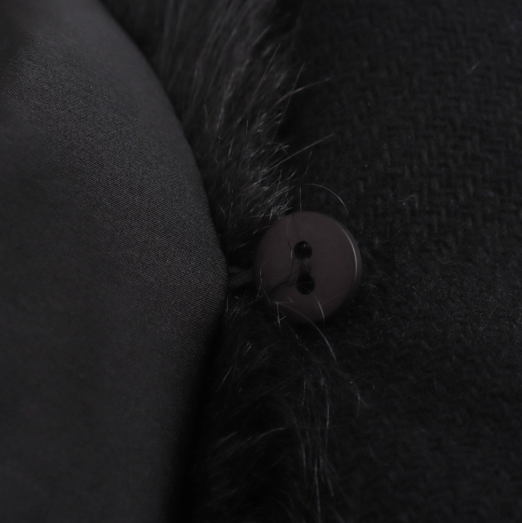 Damefrakke med kunstpelskrave | Bæltet ulddesign | Elegant vinterfrakke