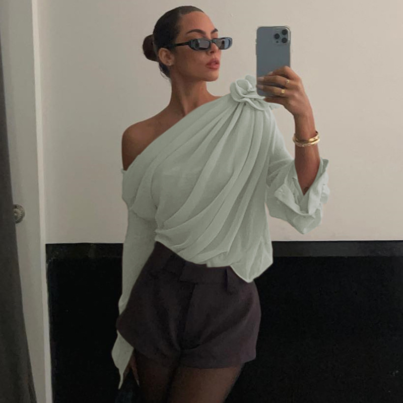 Asymmetrisk bluse til kvinder | Off-shoulder design med blomsterdetalje | Draperet mesh og lange ærmer